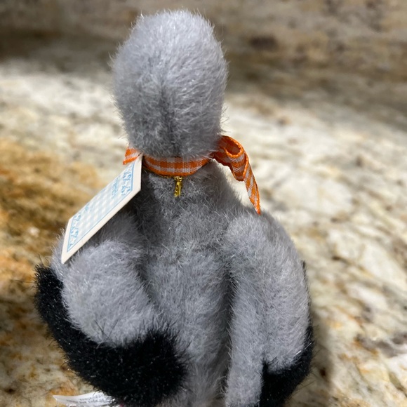 Lucy The Goose From Authentic Muffy VanderBear FARM
FRIENDS Collection - Picture 3 of 9